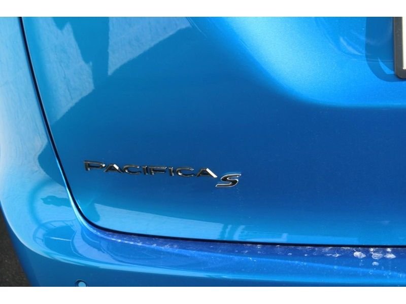 New 2026 Hydro Blue Pearl-Coat Exterior Paint Chrysler Select image 7