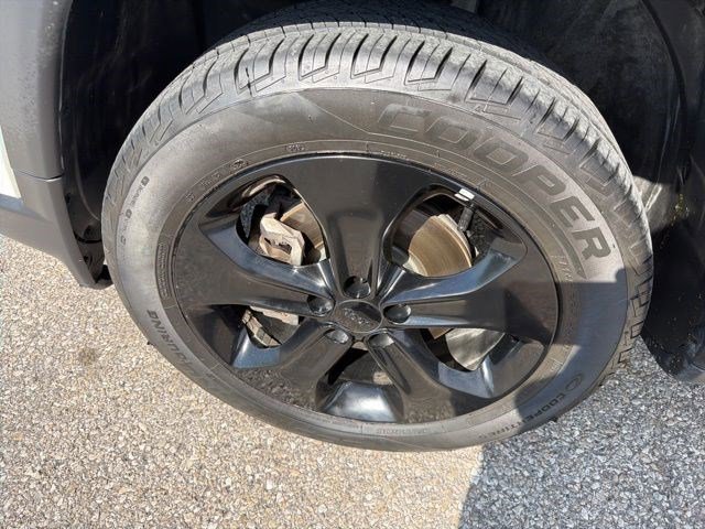 Used 2018 White Clearcoat Jeep Altitude image 10