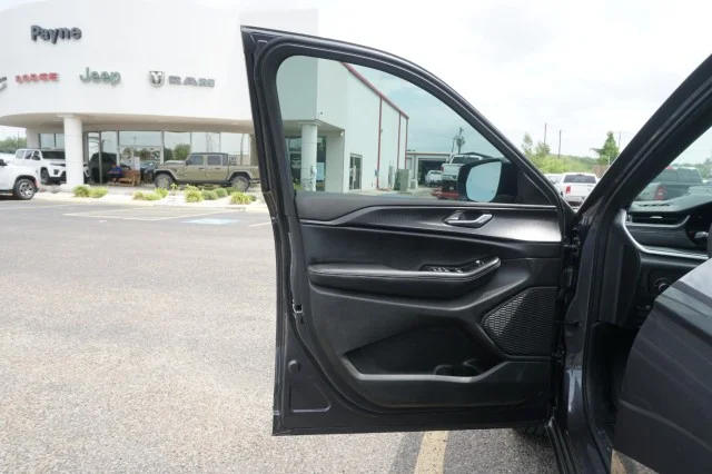 Used 2025  Jeep Laredo X image 13