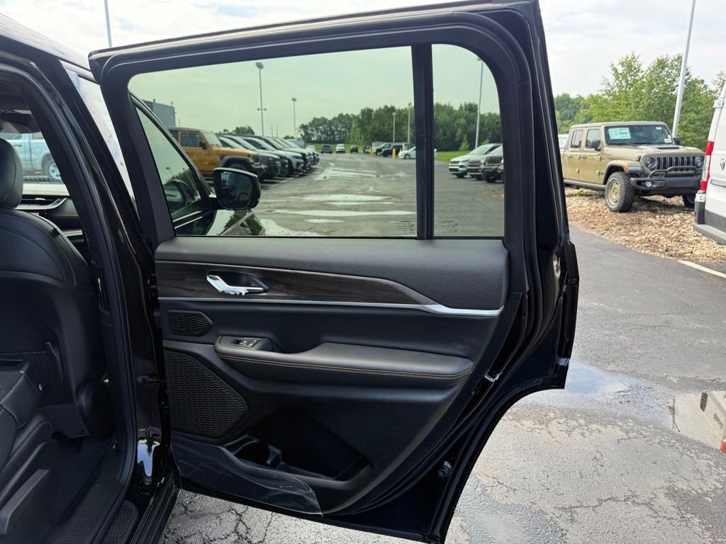 New 2026 Diamond Black Crystal Pearl-Coat Exterior Paint Jeep Limited image 53