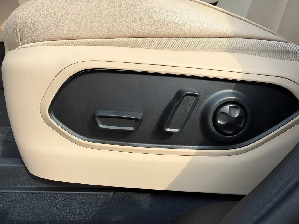 Used 2023  Jeep Limited image 12