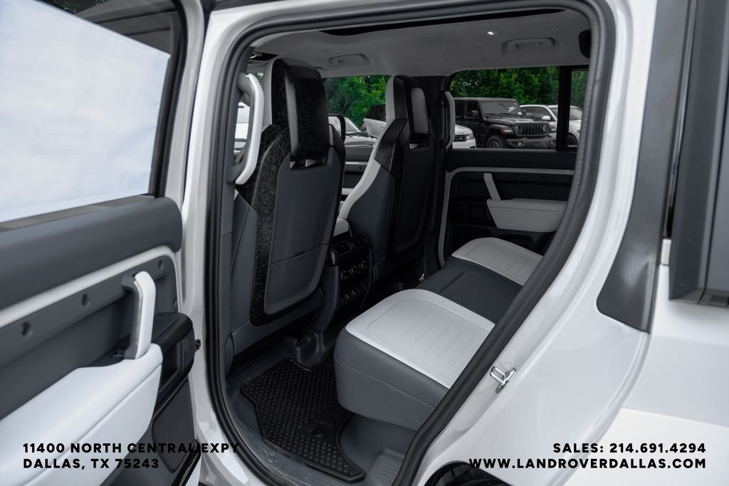 New 2026 Borasco Grey Metallic Land Rover OCTA image 44