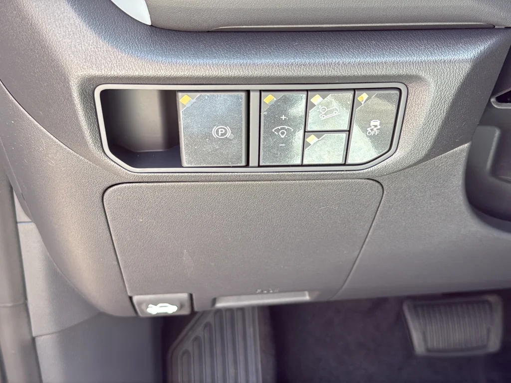 New 2027 Snow White Pearl Kia LX image 28