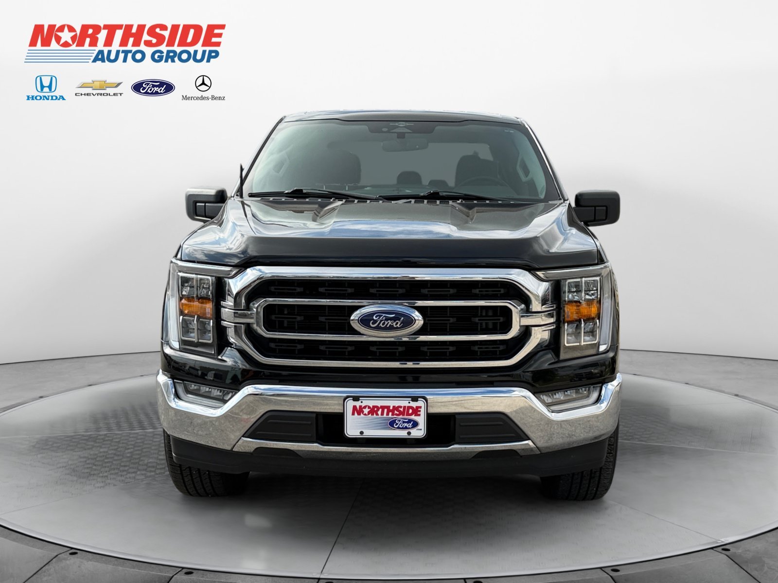 Used 2023 Agate Black Metallic Ford XLT image 2