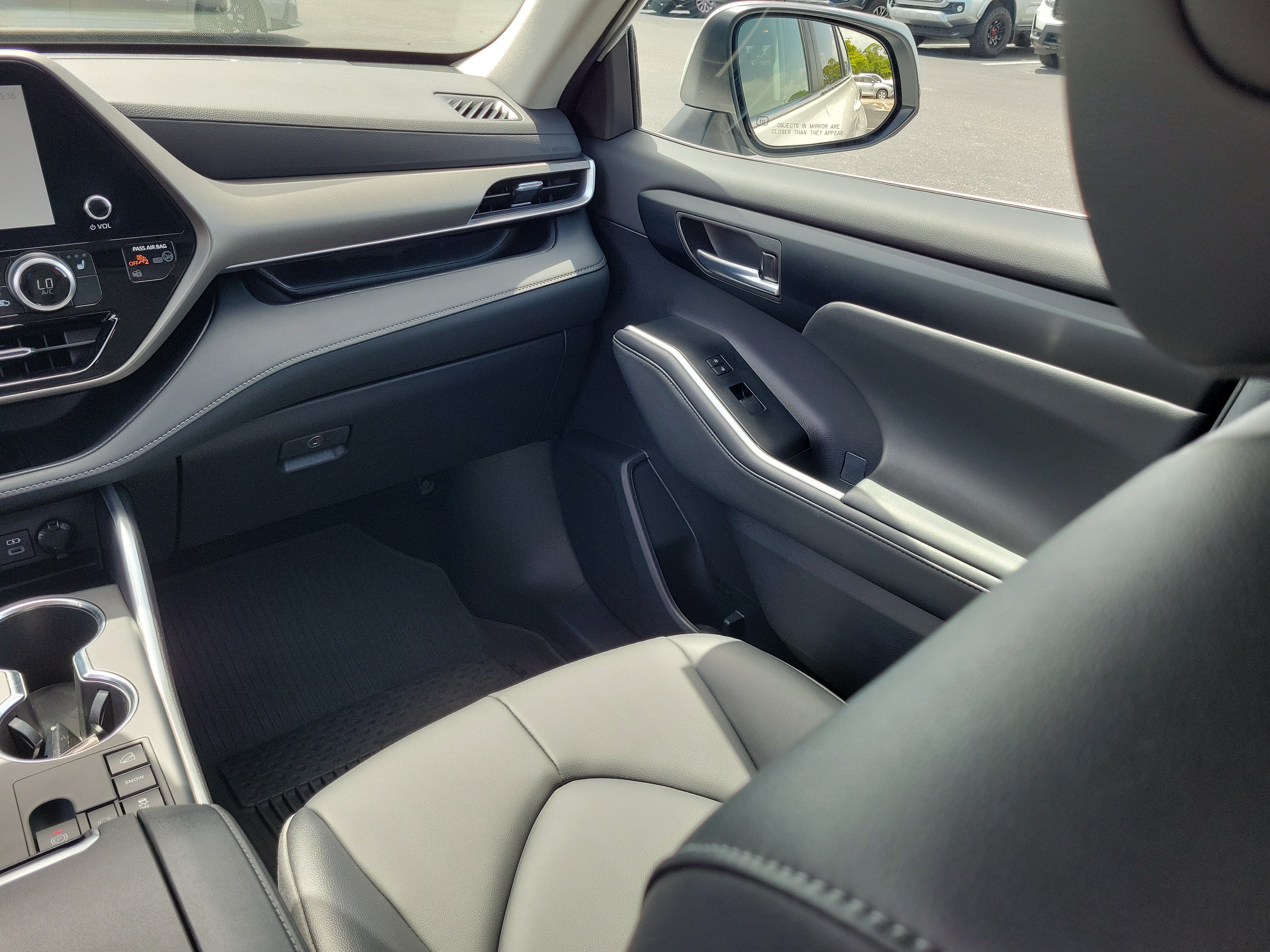 Used 2025 Pearl Toyota XLE image 16
