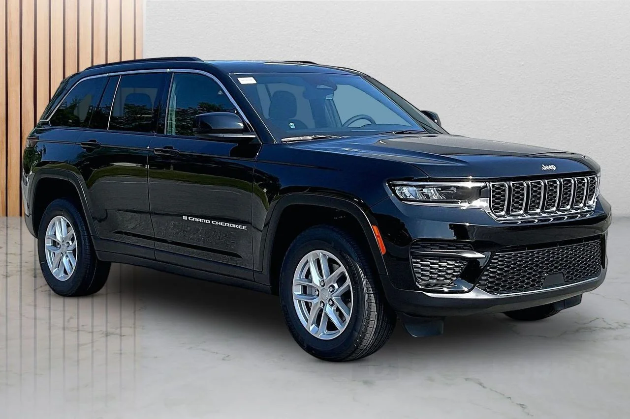 New 2026 Diamond Black Crystal Pearl-Coat Exterior Paint Jeep Laredo X image 2