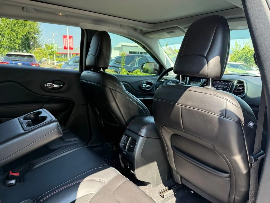 Used 2019 Bright White Clearcoat Jeep Trailhawk image 19