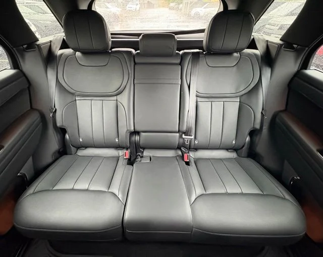 Certified Used 2025 White Land Rover Dynamic SE image 37