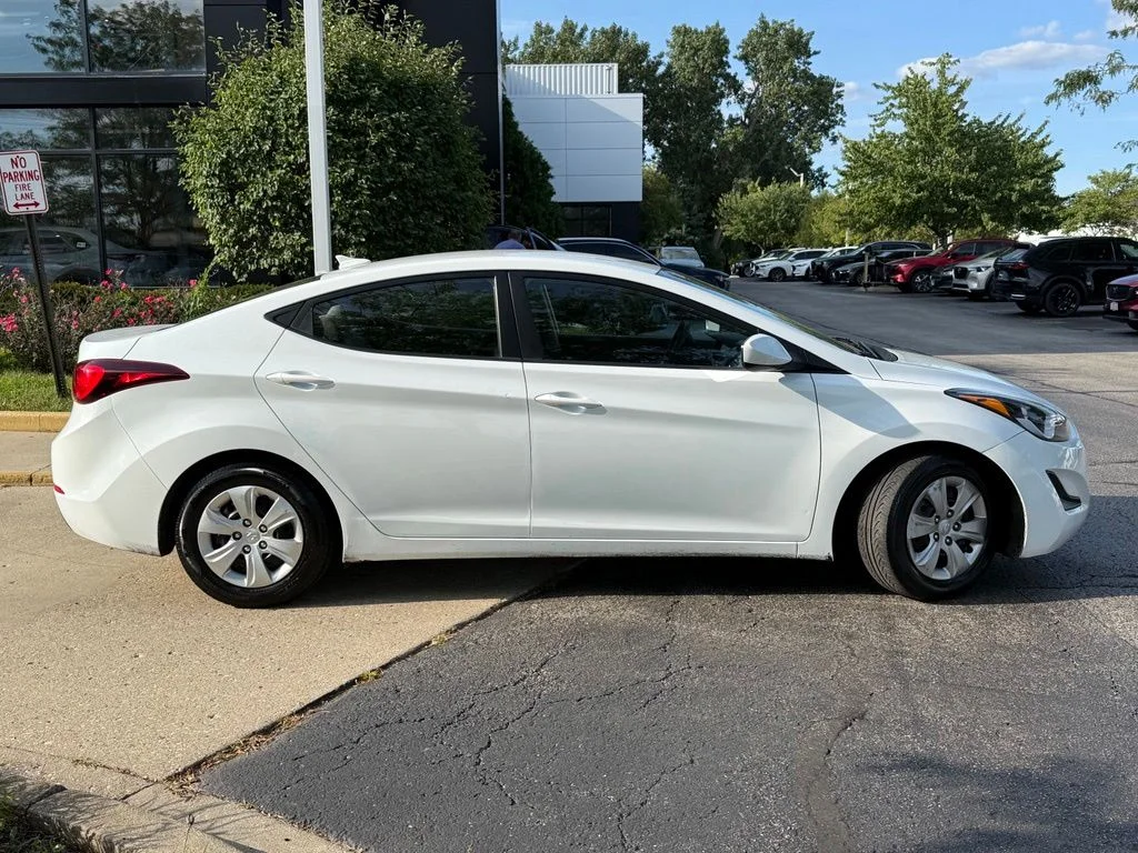 Used 2016 White Hyundai SE image 7