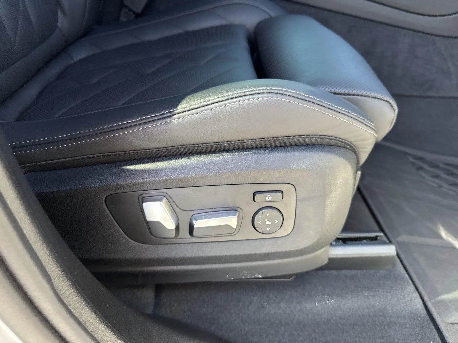 Used 2024 Mineral White Metallic BMW sDrive40i image 36