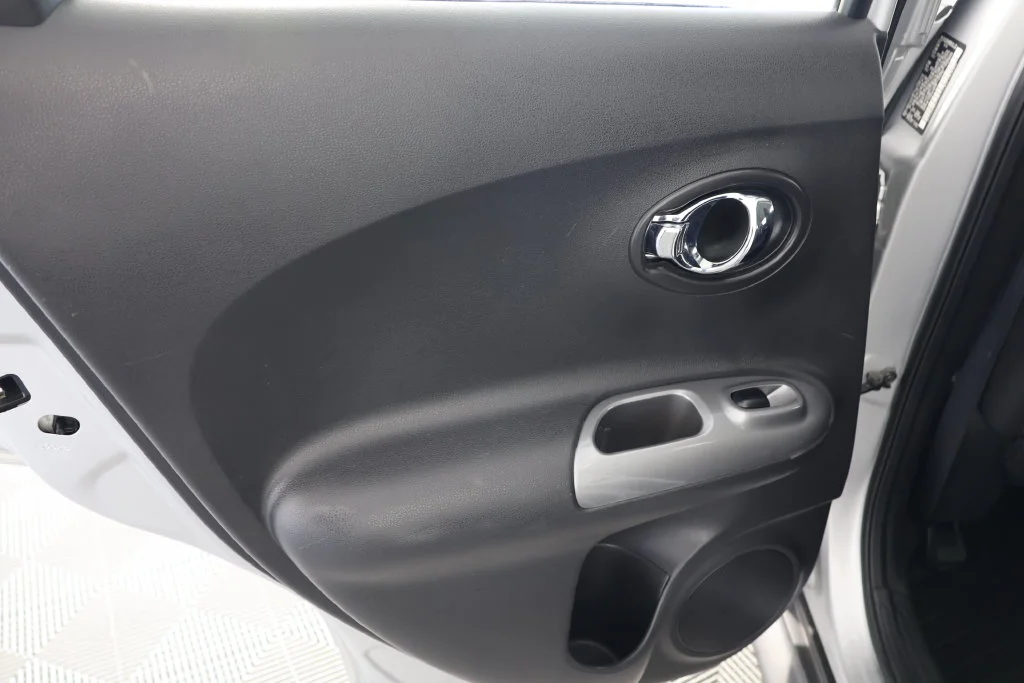 Used 2014 Brilliant Silver Nissan S image 22