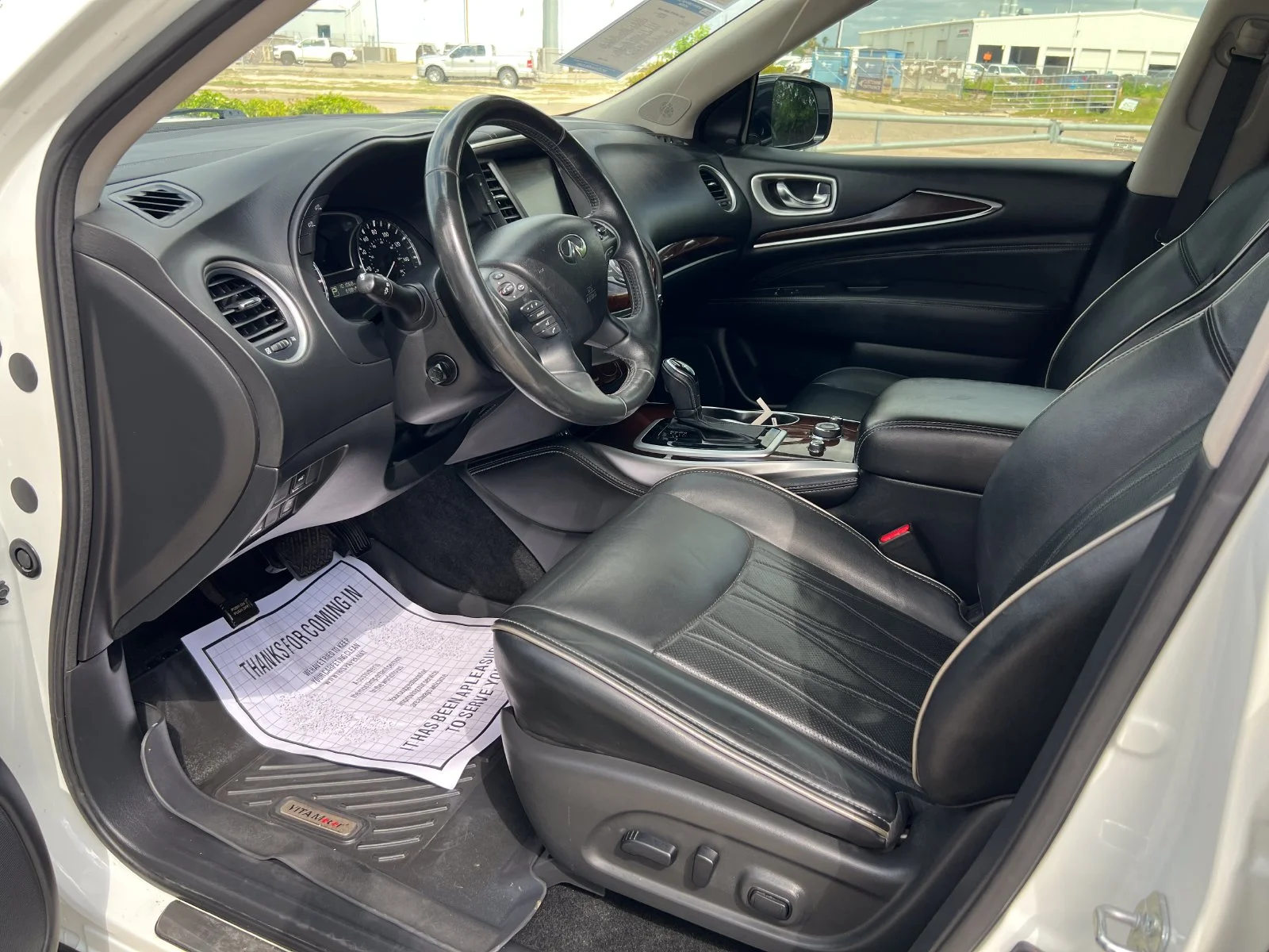 Used 2020 White INFINITI LUXE image 17
