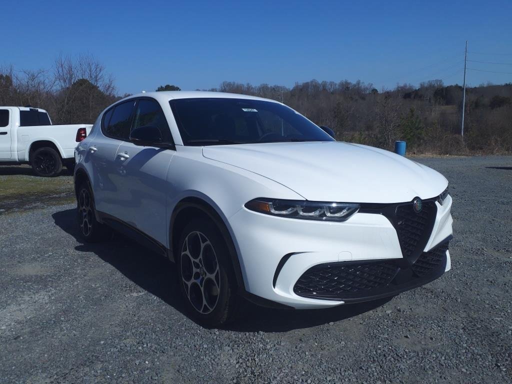 New 2025 Milano White Exterior Paint Alfa Romeo  image 3