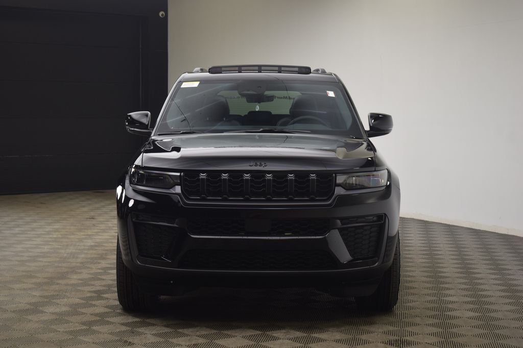New 2026 Diamond Black Crystal Pearl-Coat Exterior Paint Jeep Laredo Altitude image 2
