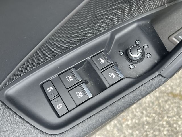 Used 2024  Audi 40 Premium image 33