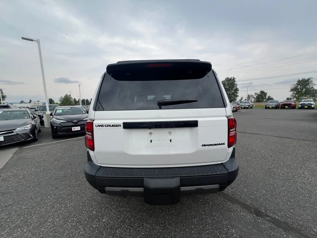 Used 2025 White Toyota Base image 3