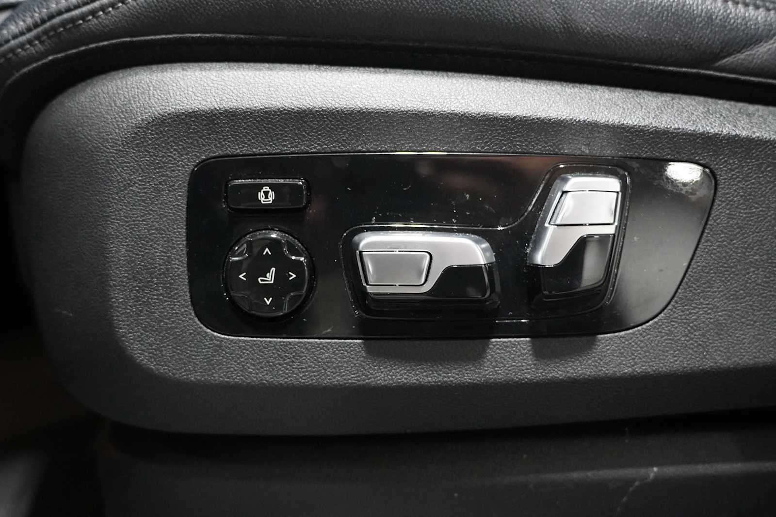 Certified Used 2022 Mineral White Metallic BMW xDrive40i image 13