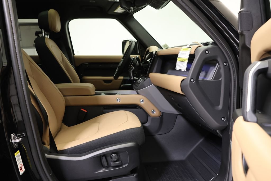 New 2026 Santorini Black Metallic Land Rover V8 image 40
