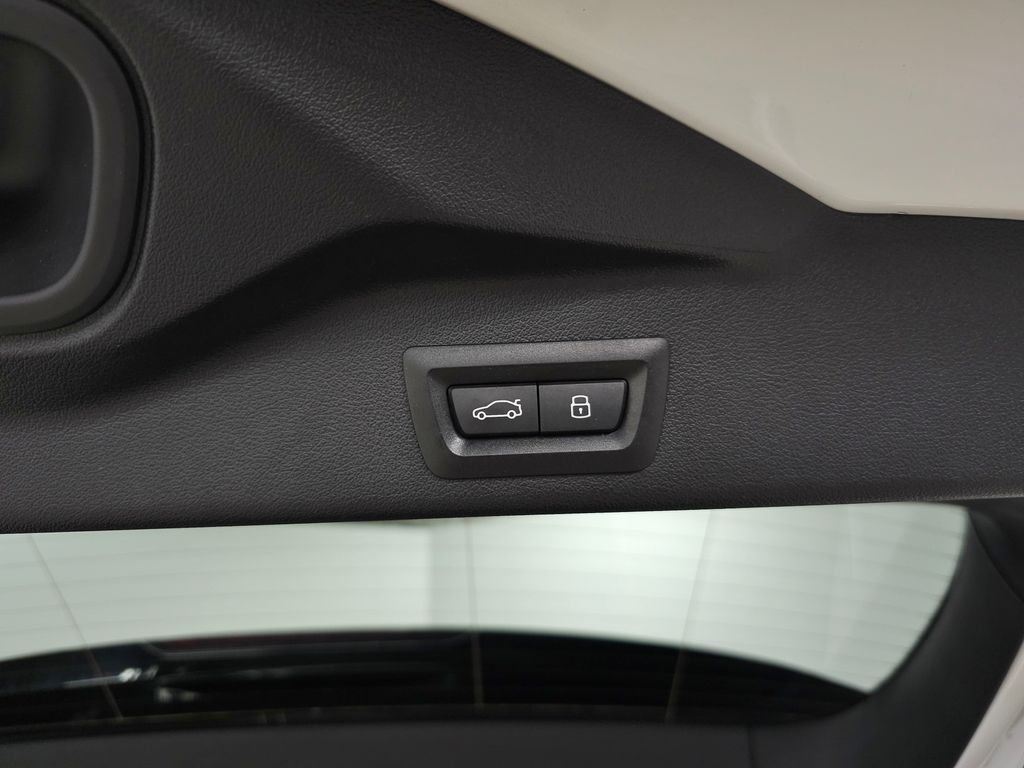 Used 2024 Alpine White BMW xDrive40i image 8