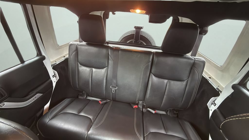Used 2014 White Jeep Sahara image 12