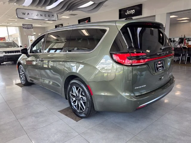New 2027 Olive Green Pearl-Coat Exterior Paint Chrysler Limited image 4