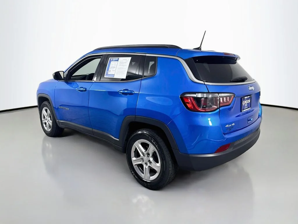 Used 2023 Laser Blue Pearlcoat Jeep Latitude image 12