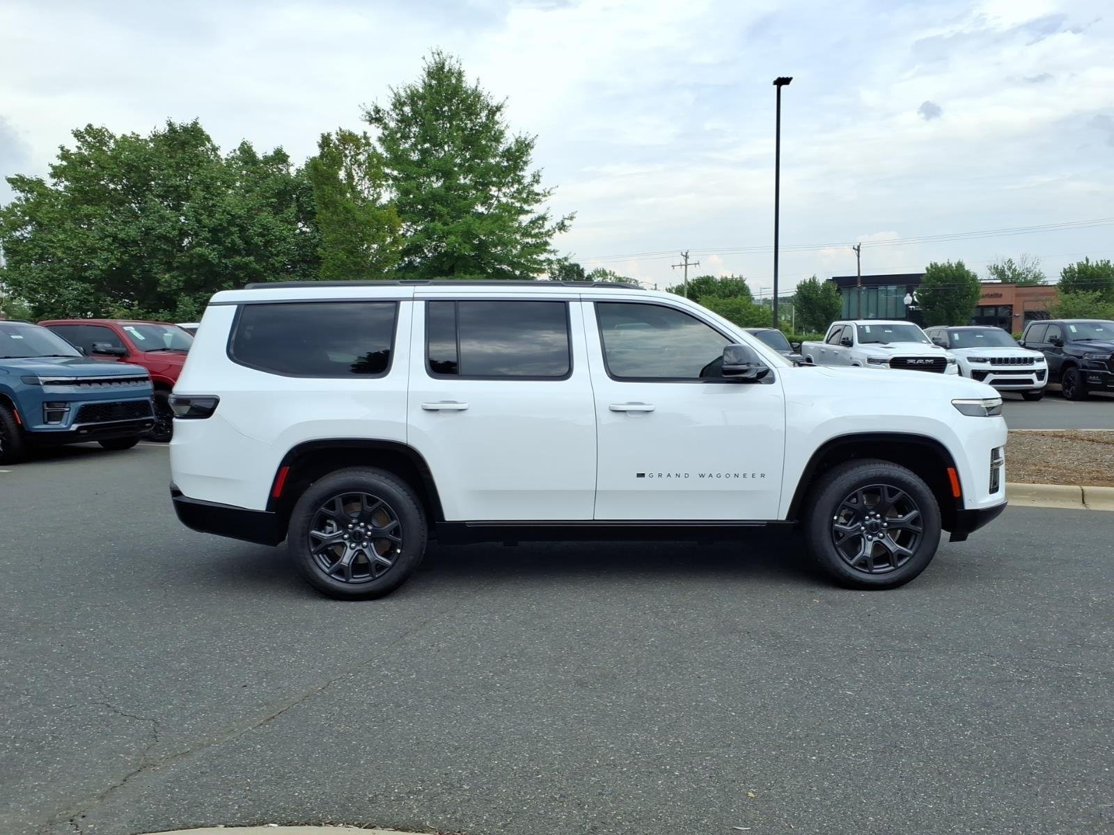 New 2026 Bright White Clear-Coat Exterior Paint Jeep Limited Altitude image 11