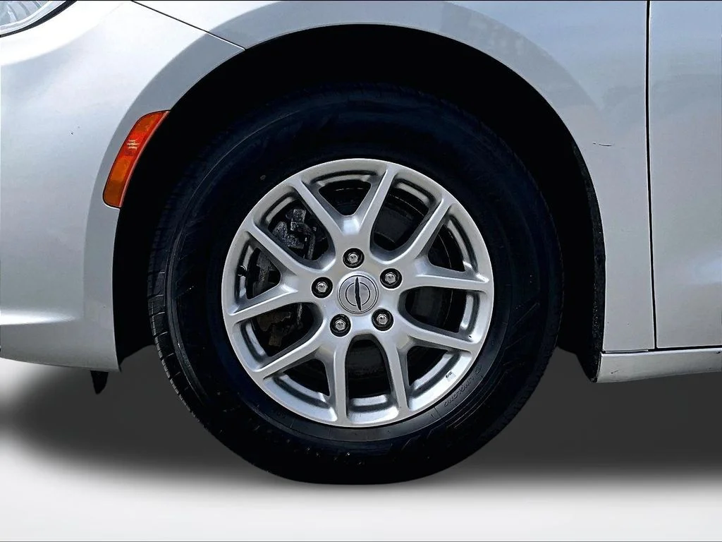 Used 2024 Silver Chrysler Touring L image 10