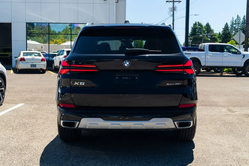 Used 2026 Black BMW xDrive40i image 5