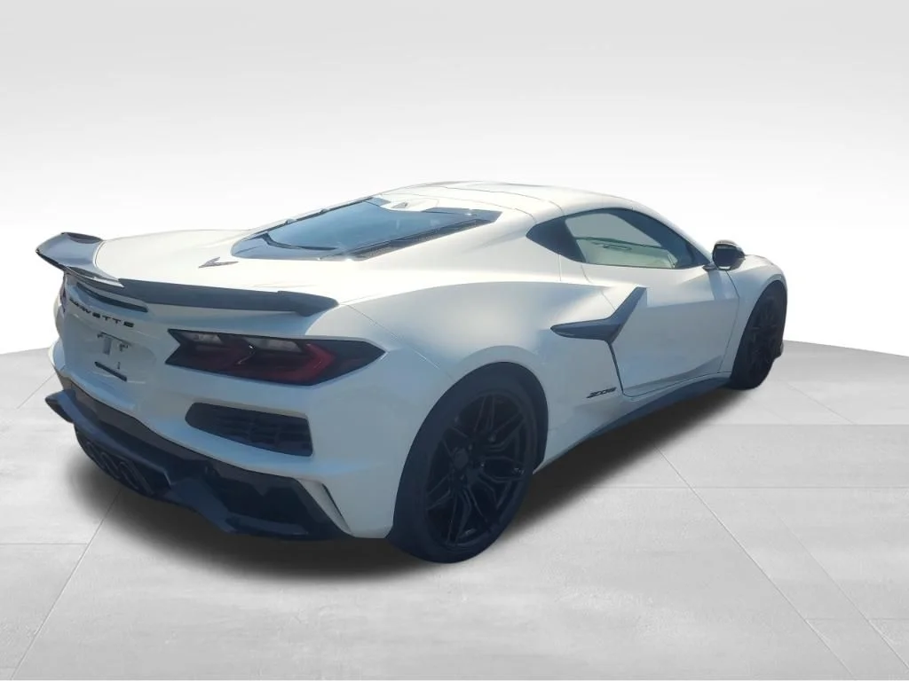 Used 2025 White Chevrolet Z06 image 5