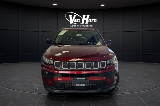 Used 2022 Velvet Red Pearlcoat Jeep Latitude image 2
