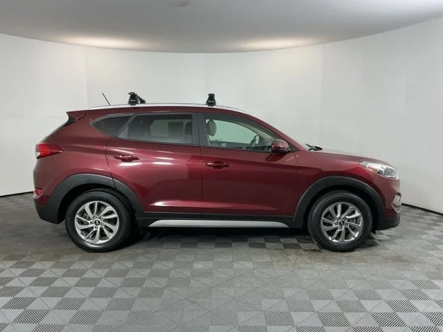 Used 2017 Red Hyundai SE image 4