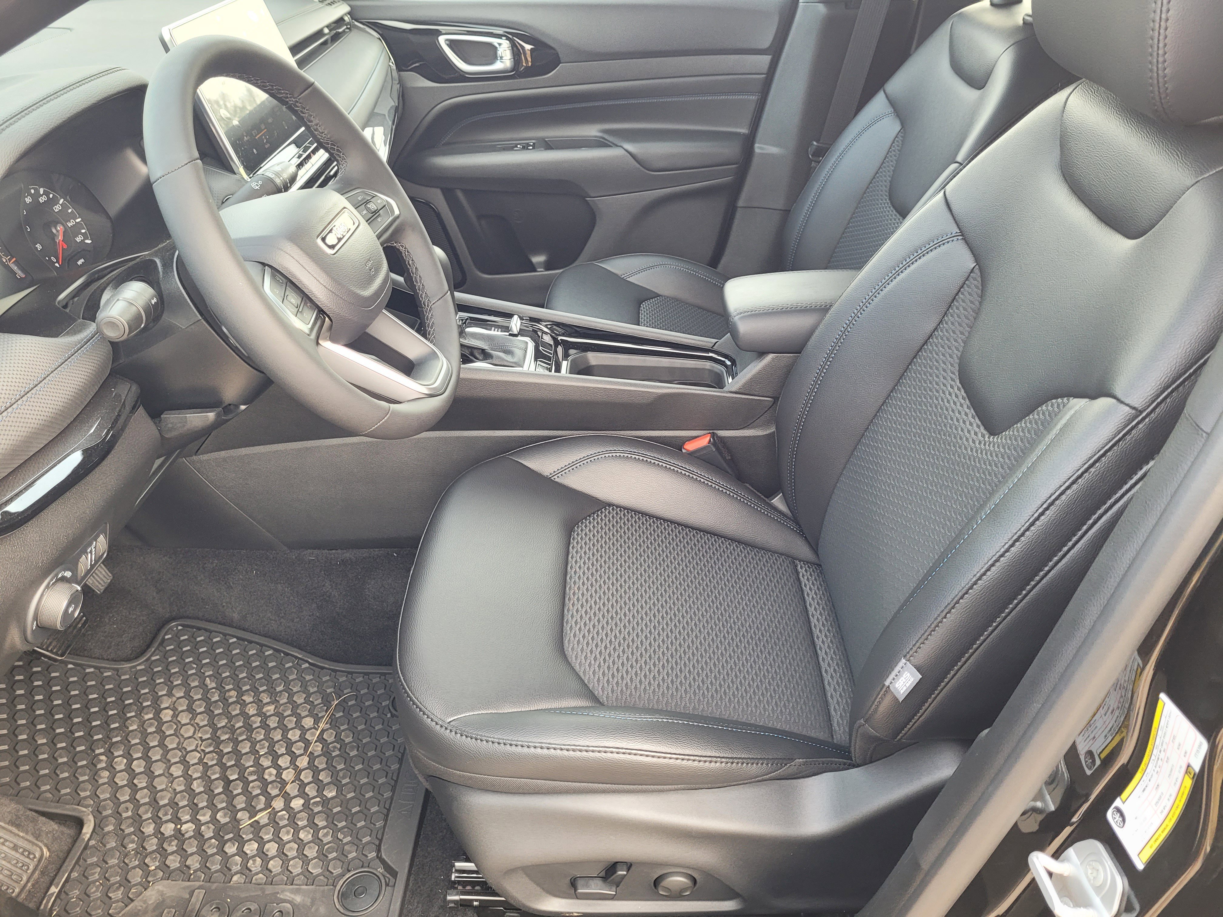 New 2026 Diamond Black Crystal Pearlcoat Jeep Latitude image 7