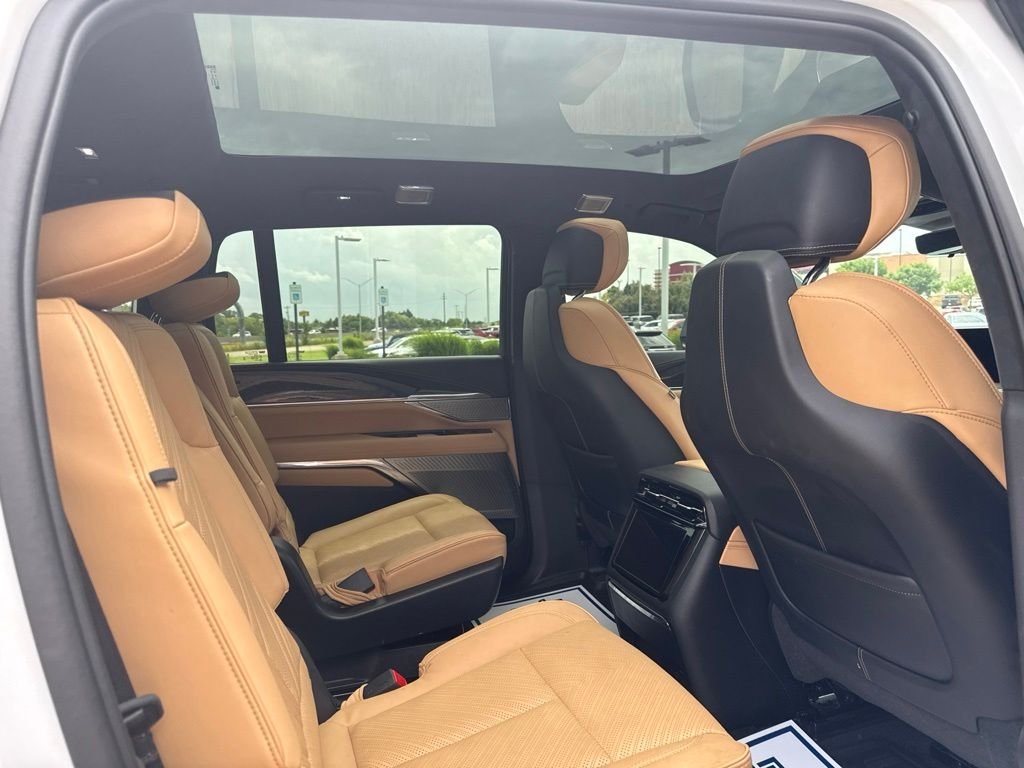 Used 2025 White Cadillac Sport 2 image 10