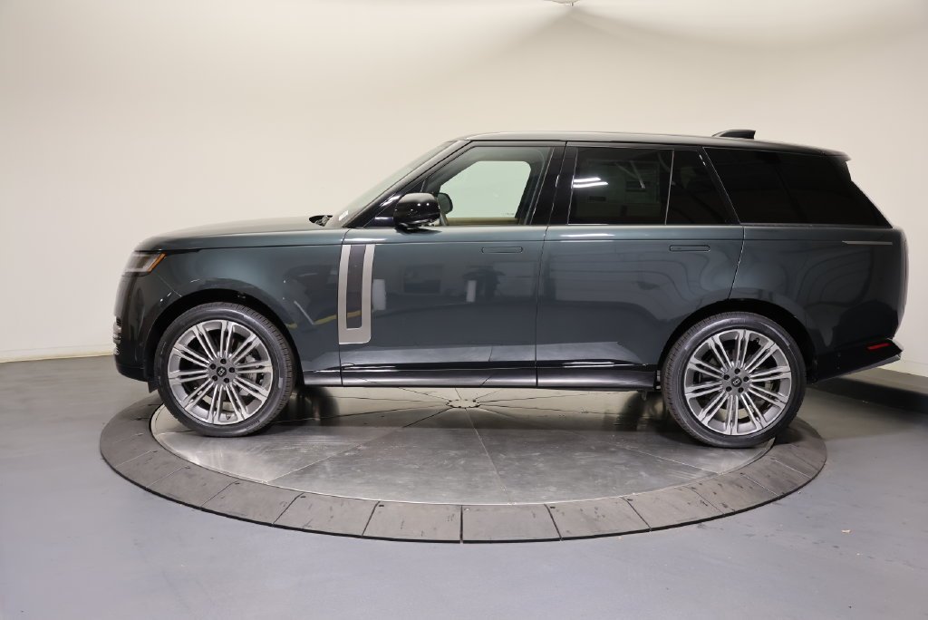 New 2027 Belgravia Green LAND ROVER SE image 2