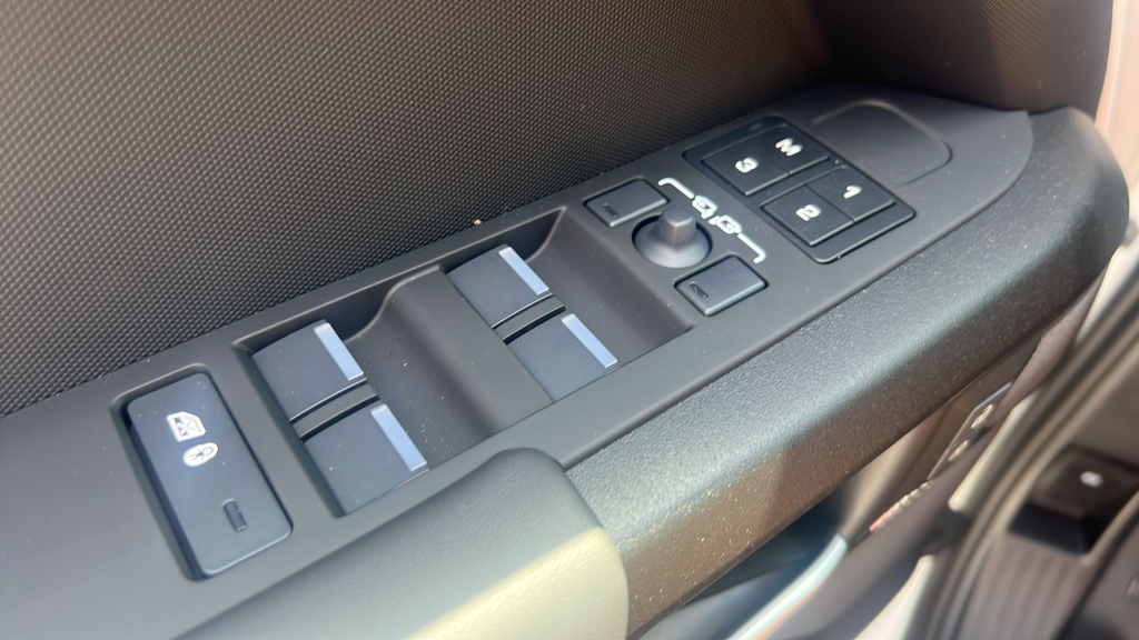 New 2026 White Land Rover V8 image 33