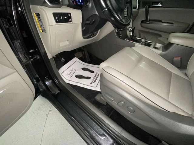 Used 2017 Red Kia EX image 12