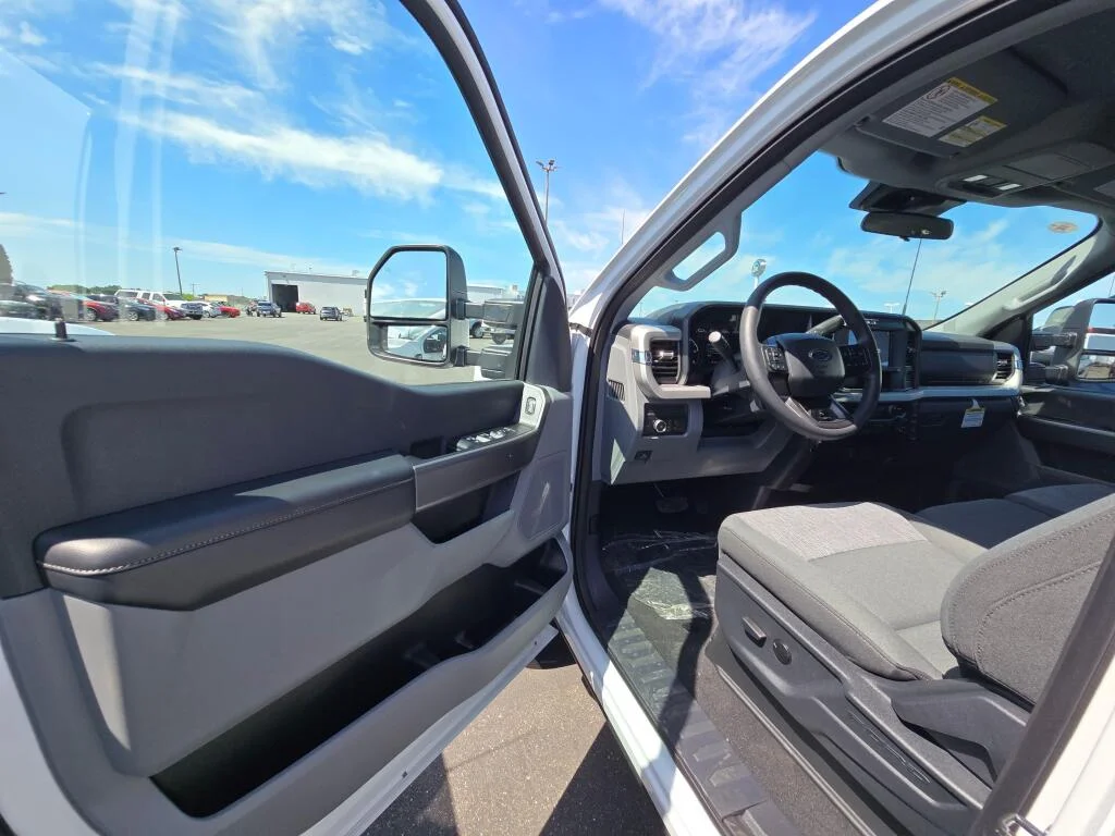 2025 Ford F-350 Super Duty XLT - Photo 16