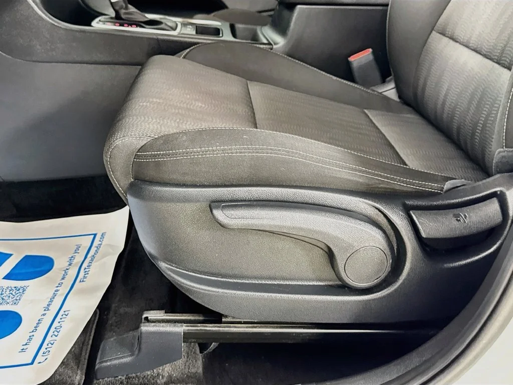Used 2022 White Kia LX image 23