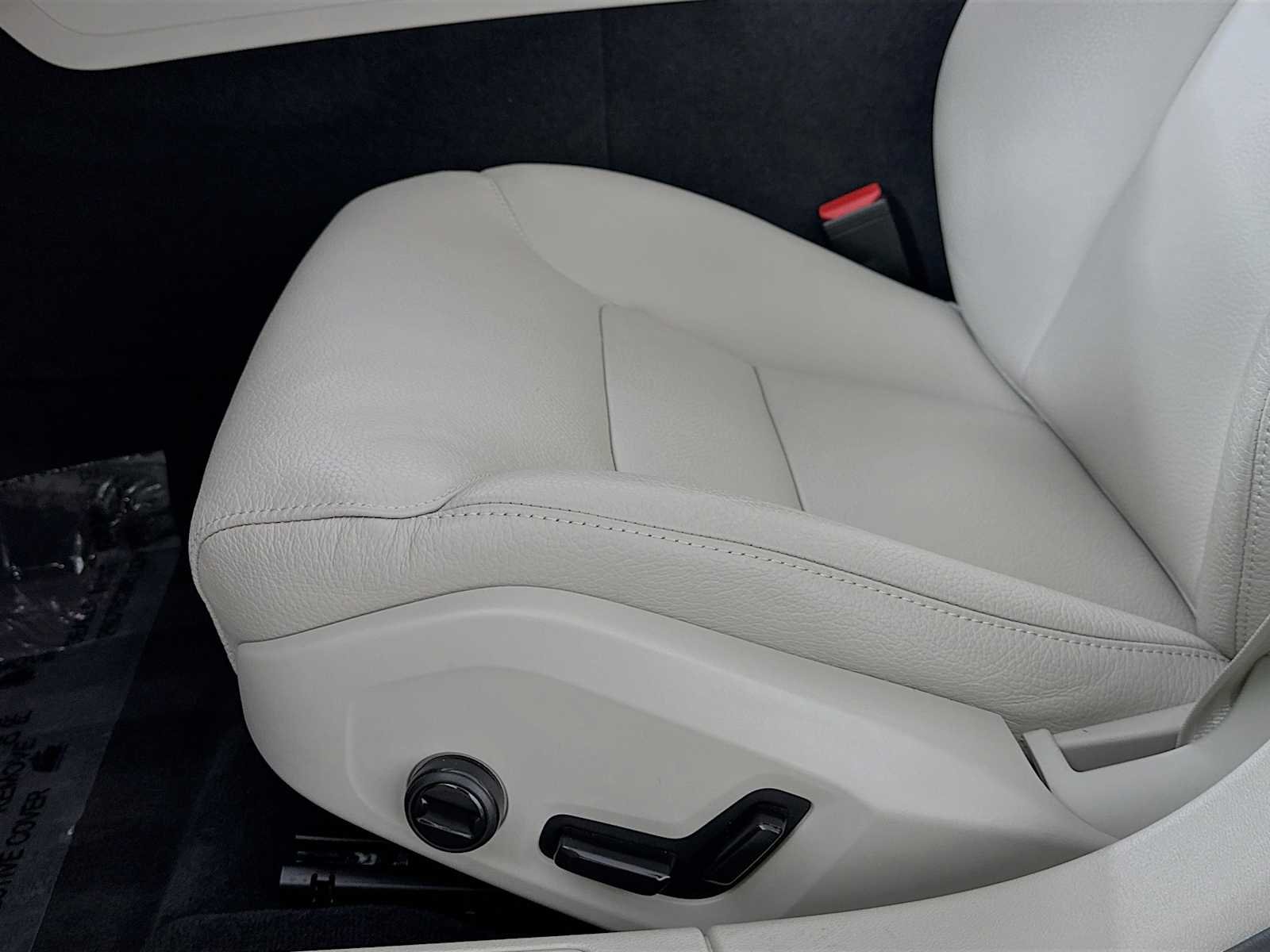 Used 2026 Vapour Grey Volvo Plus image 18