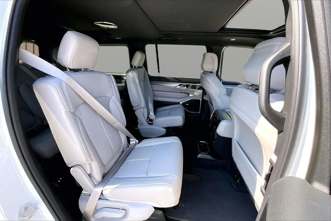 New 2026 Bright White Clear-Coat Exterior Paint Jeep  image 23