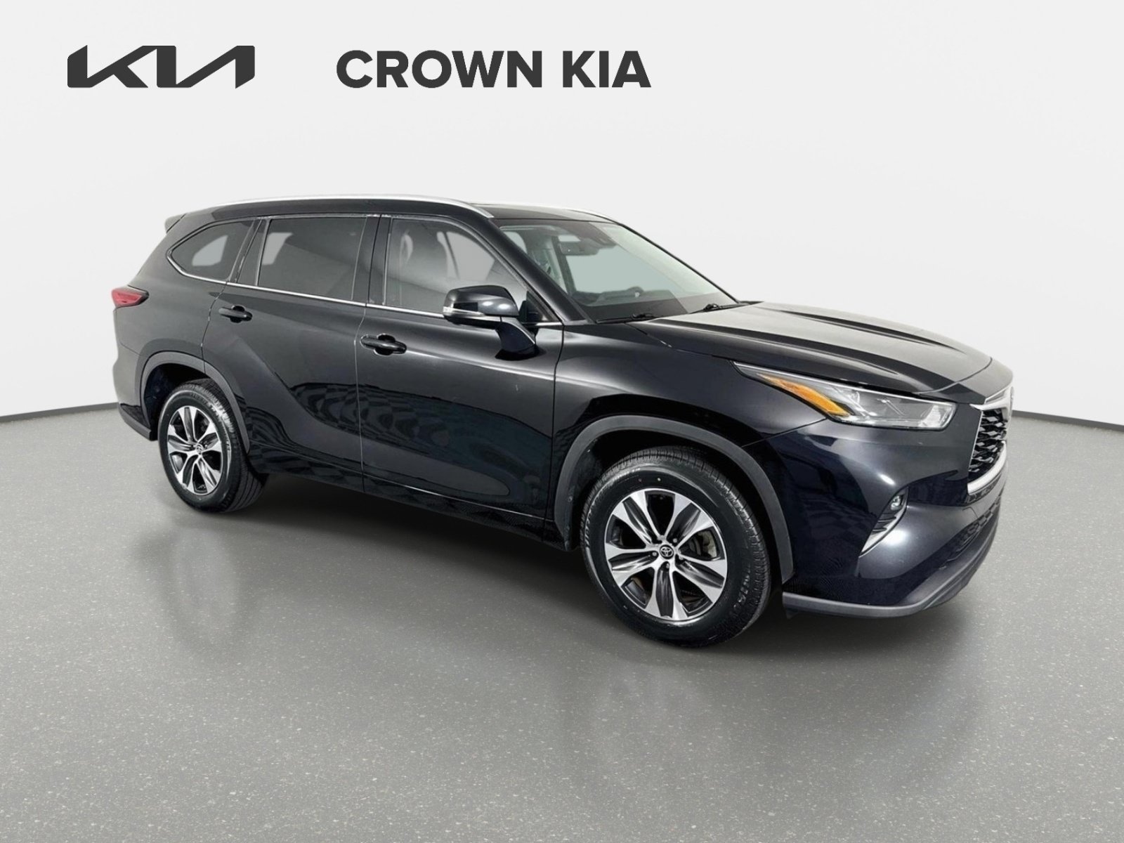 Used 2022 Midnight Black Metallic Toyota XLE image 3