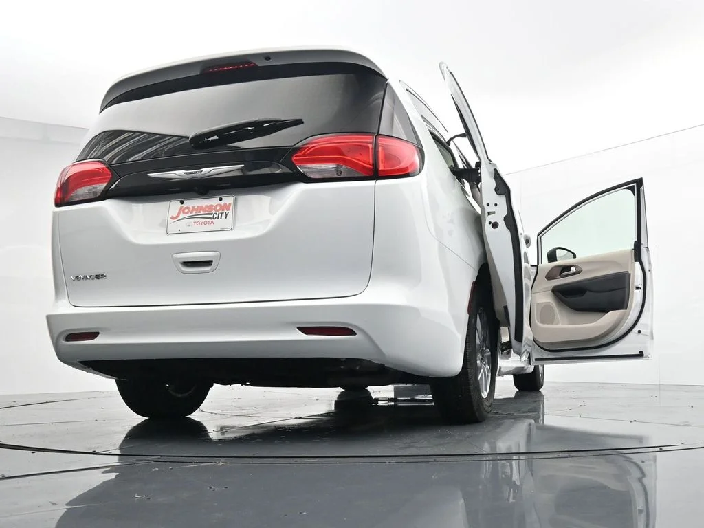 Used 2023 White Chrysler LX image 43