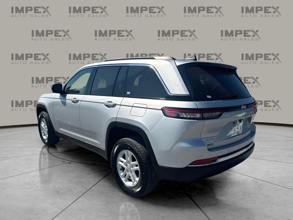Used 2024 Silver Jeep Laredo image 3
