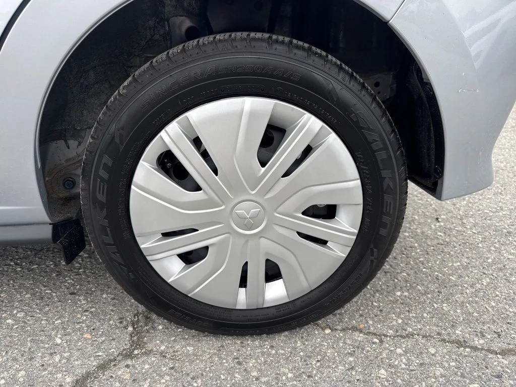 Used 2024 Silver Mitsubishi ES image 26