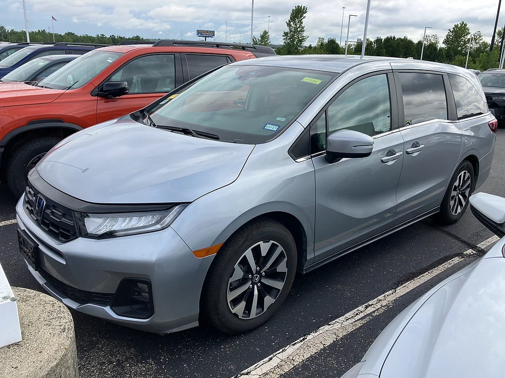Certified Used 2025 Solar Silver Metallic Honda EX-L image 32
