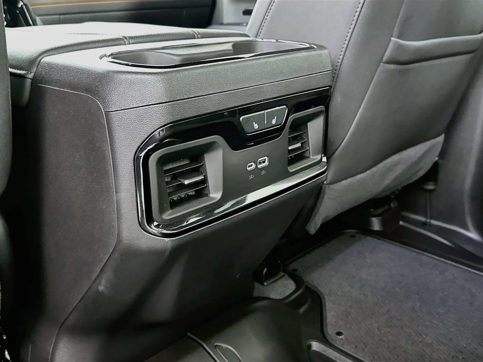 Used 2025 Summit White GMC AT4 image 27