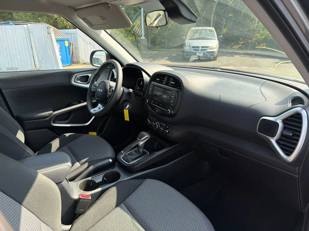Used 2025  Kia LX image 9