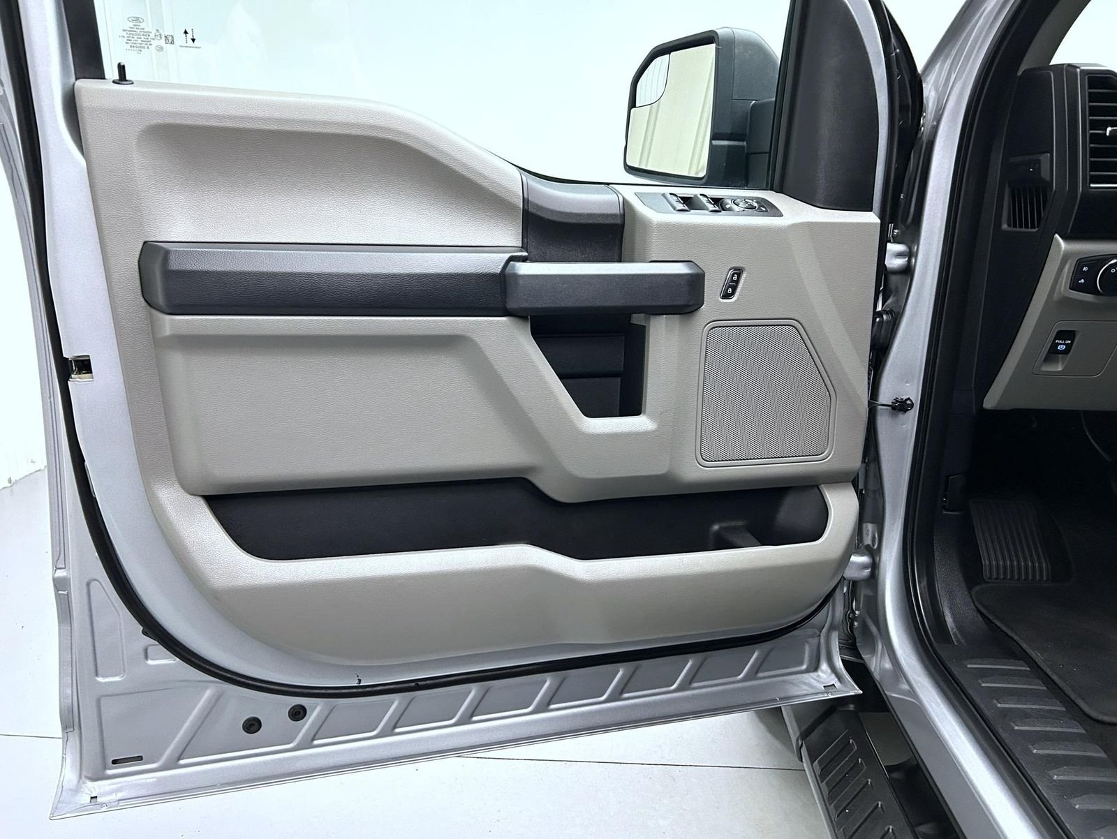 Used 2020 Silver Ford XL image 9