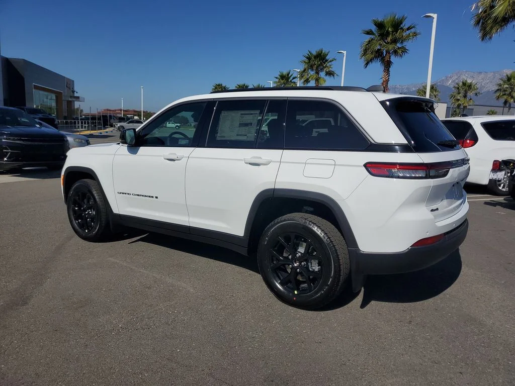 New 2026 Bright White Clear-Coat Exterior Paint Jeep Altitude image 3